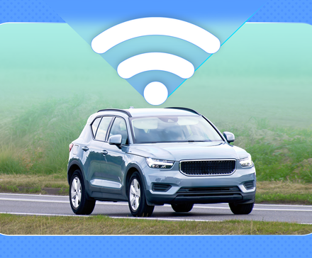 Серебристый внедорожник на дороге, над ним — символ Wi-Fi