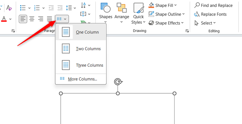 PowerPoint でテキスト ボックスが選択され、[ホーム]タブの[段落]グループの列セレクターが展開されます。
