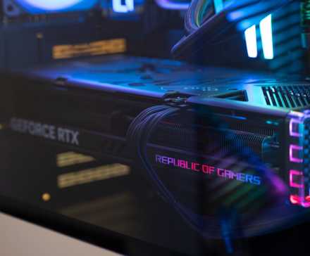 ASUS Republic of Gamers NVIDIA GeForce RTX GPU внутри игрового ПК.