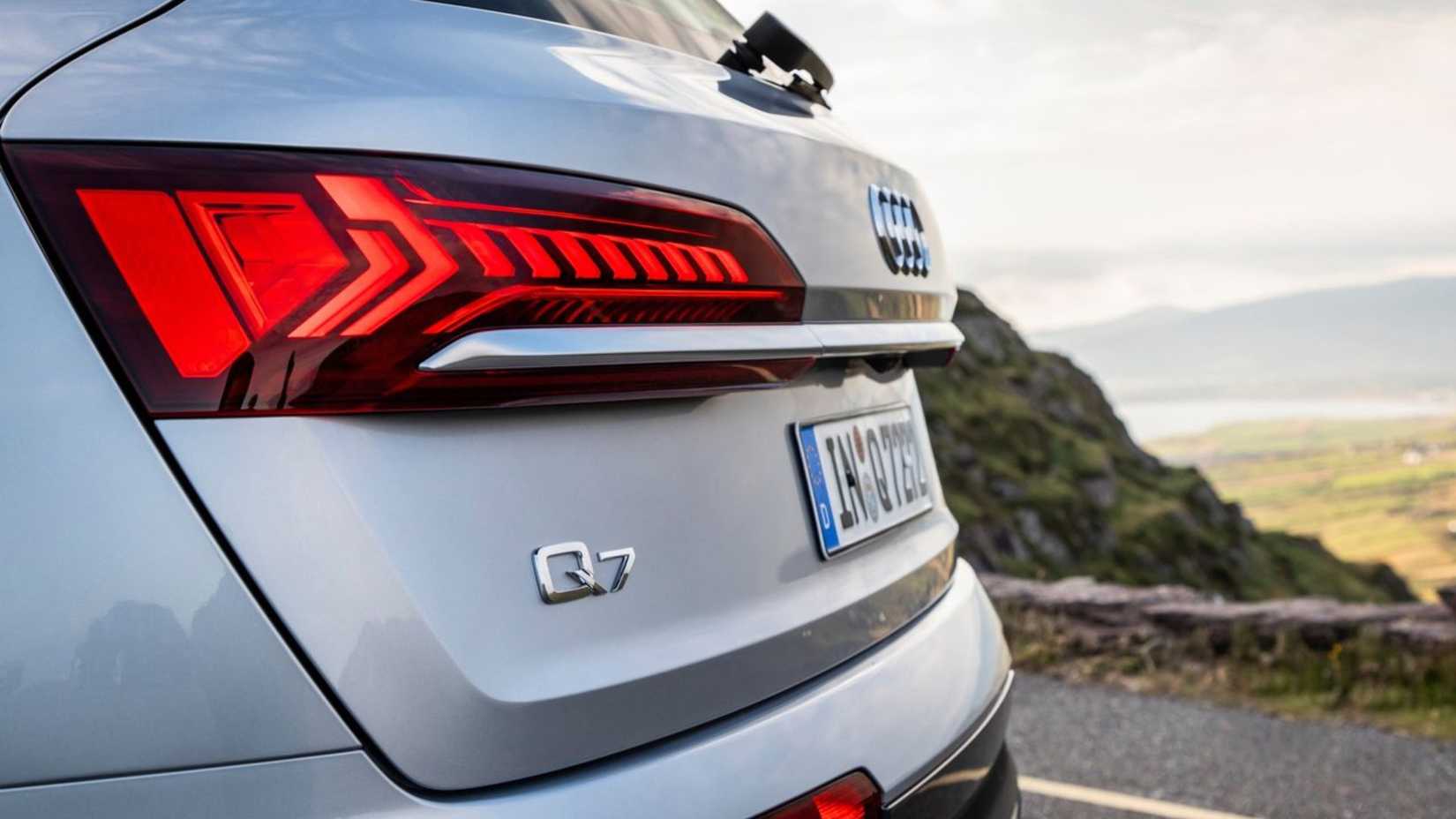 Krupni plan stražnjih vrata na srebrnom Audiju Q7 iz 2020.