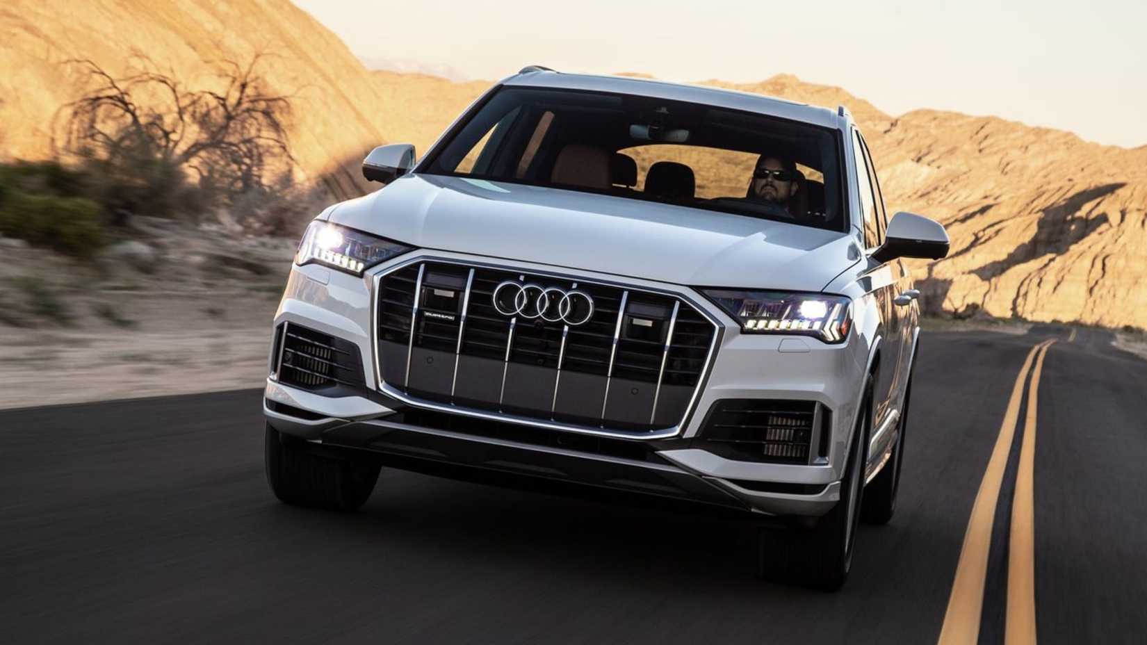 Dinamična snimka prednjeg dijela bijelog Audija Q7 iz 2020.