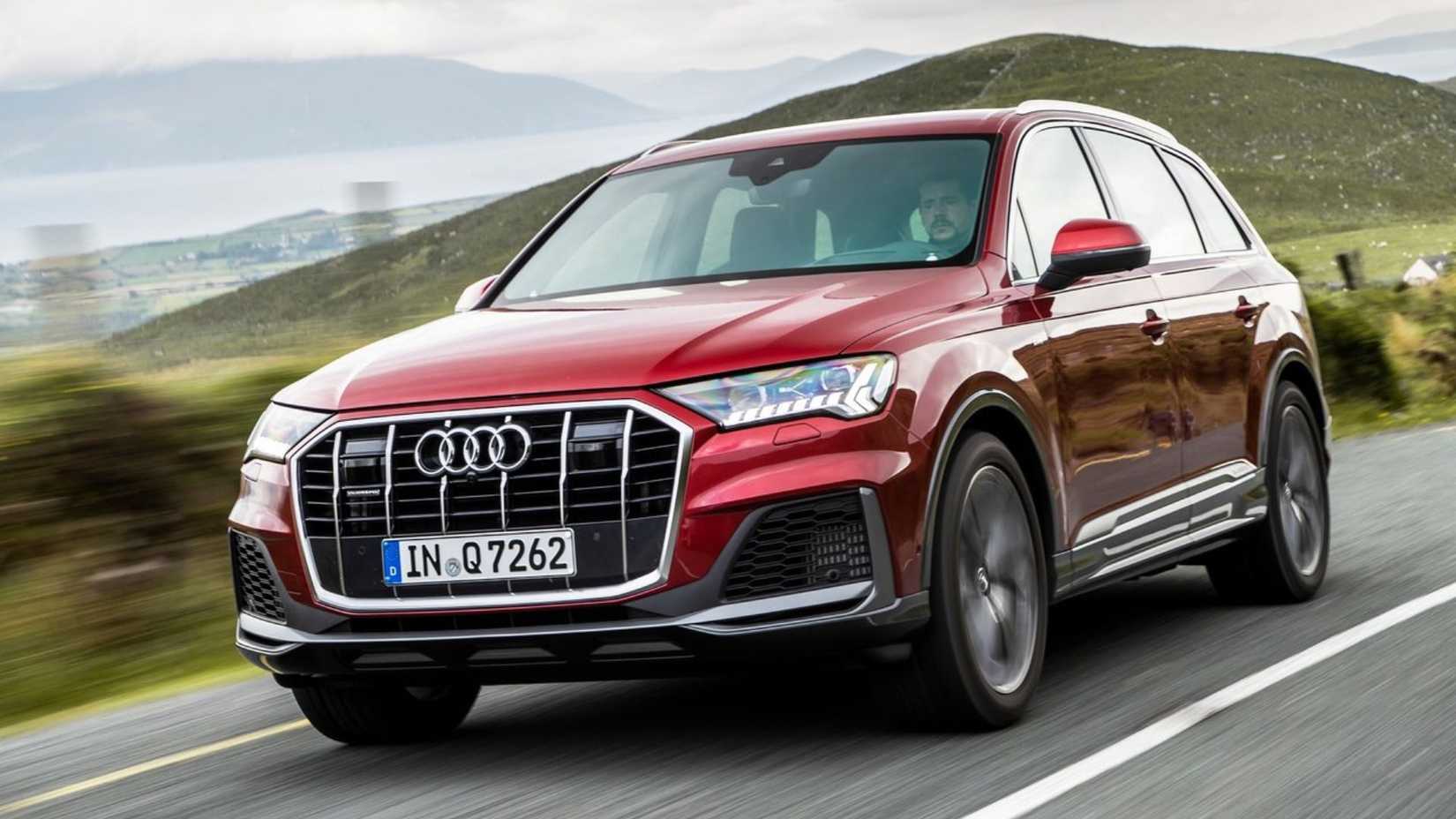 Dinamična prednja 3/4 snimka crvenog Audija Q7 iz 2020.