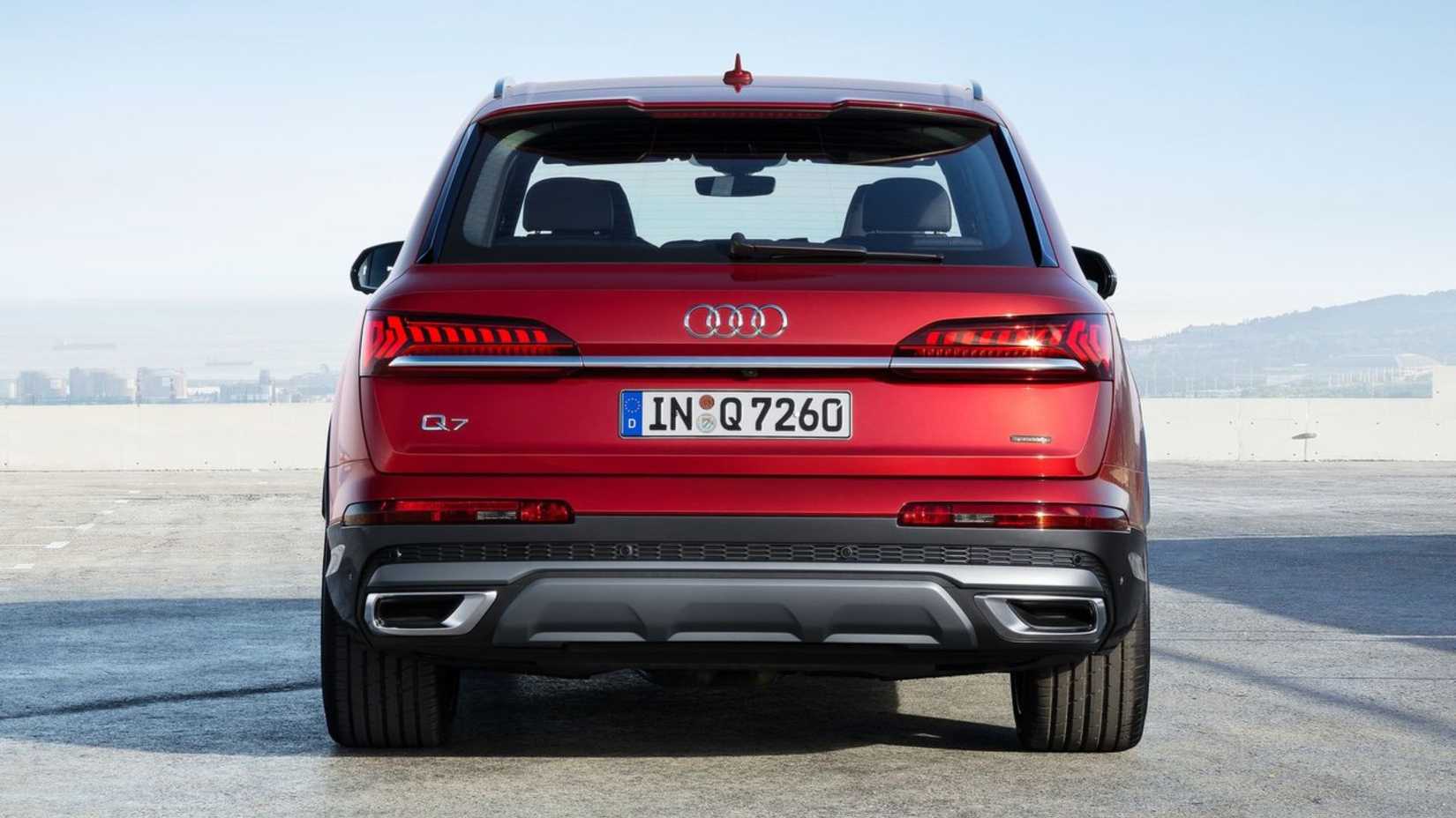 Statička snimka stražnjeg kraja crvenog Audija Q7 iz 2020.
