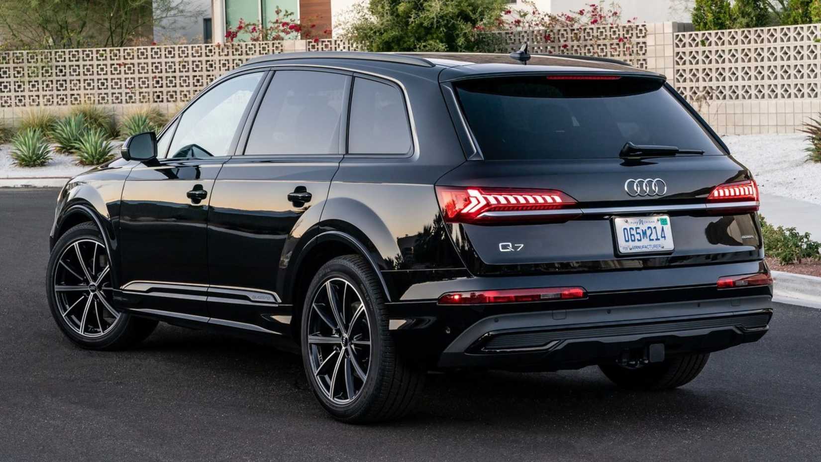 Statička stražnja 3/4 snimka crnog Audija Q7 iz 2020.