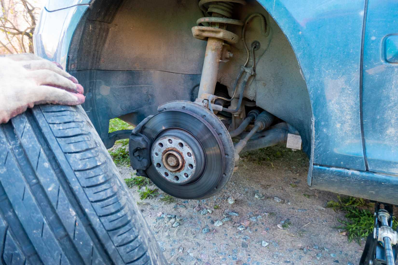 ড্রাইভওয়েতে সামনের ড্রাইভার সাইড টায়ার পরিবর্তন করা।