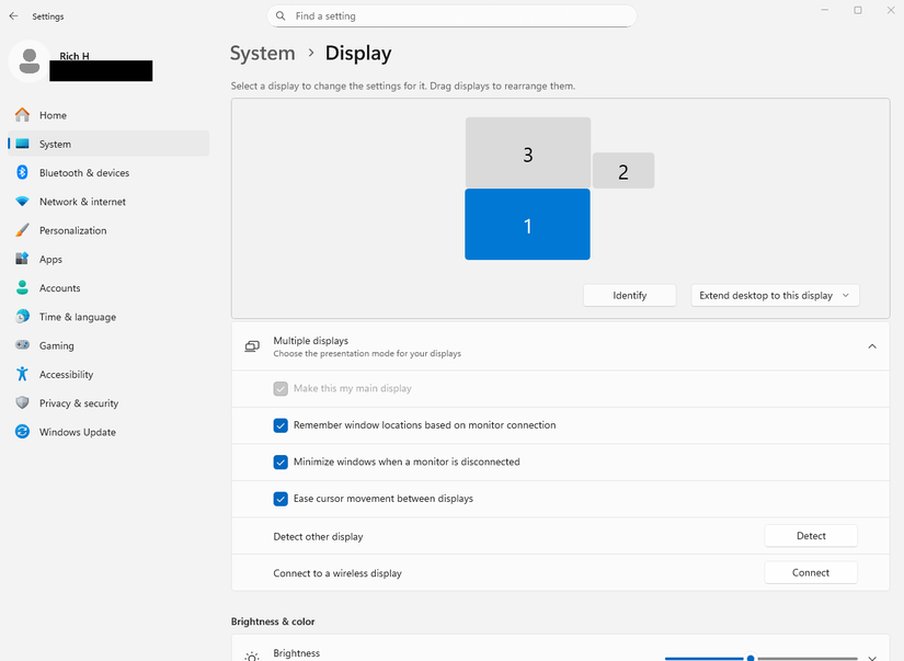 Windows 11 のディスプレイ設定のスクリーンショットが画面に開き、モニターを調整して位置を調整できます。