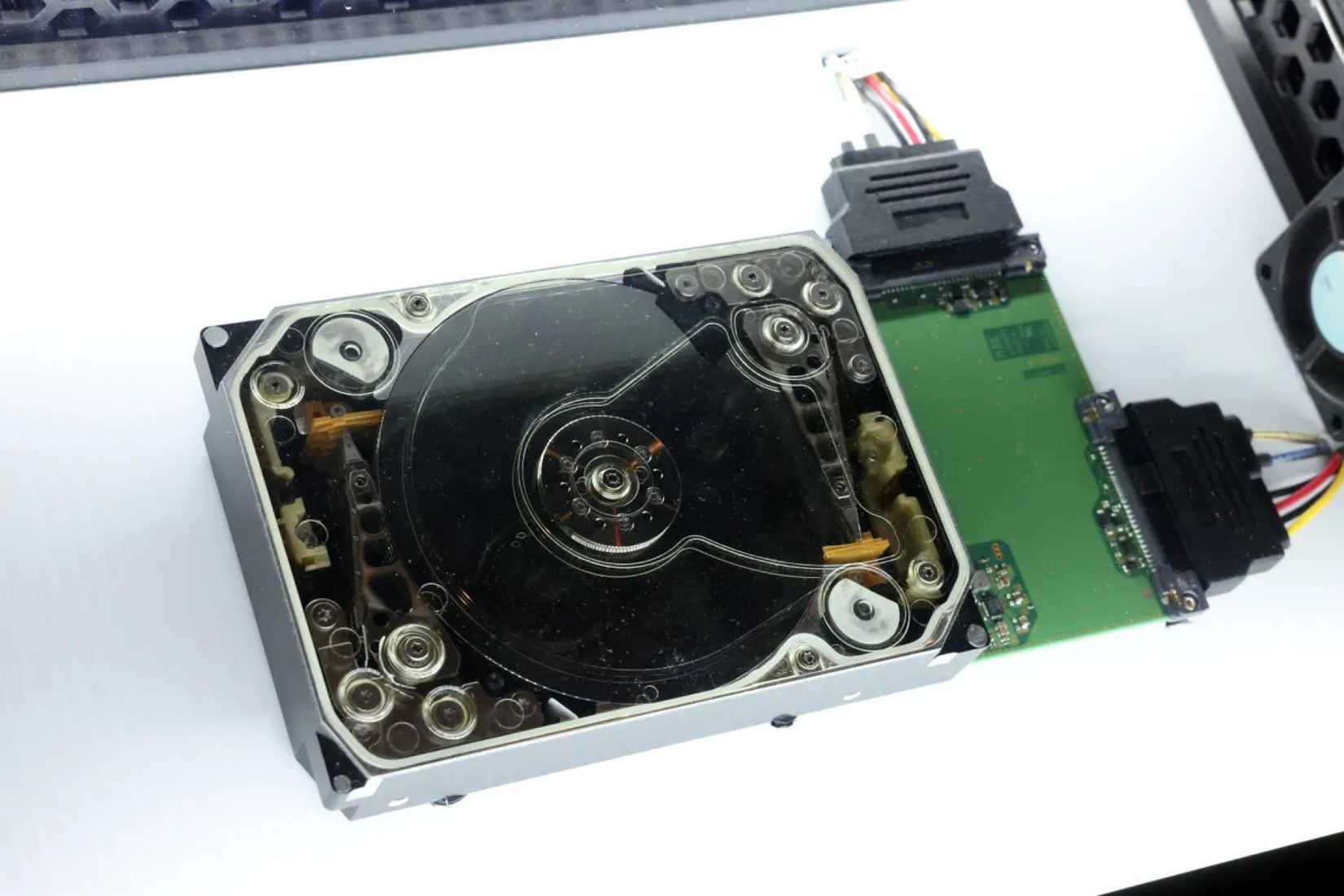 Un prototipo de disco duro de doble pivote.
