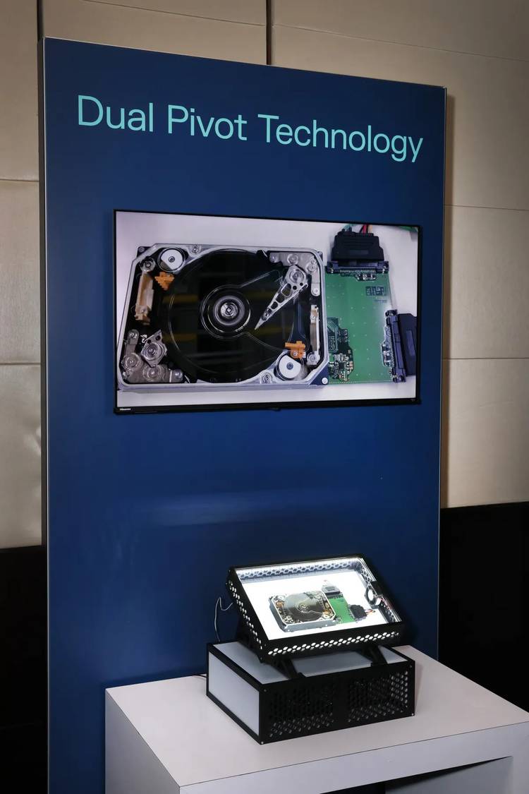 Una fotografía que muestra un prototipo de disco duro WD Dual Pivot. 
