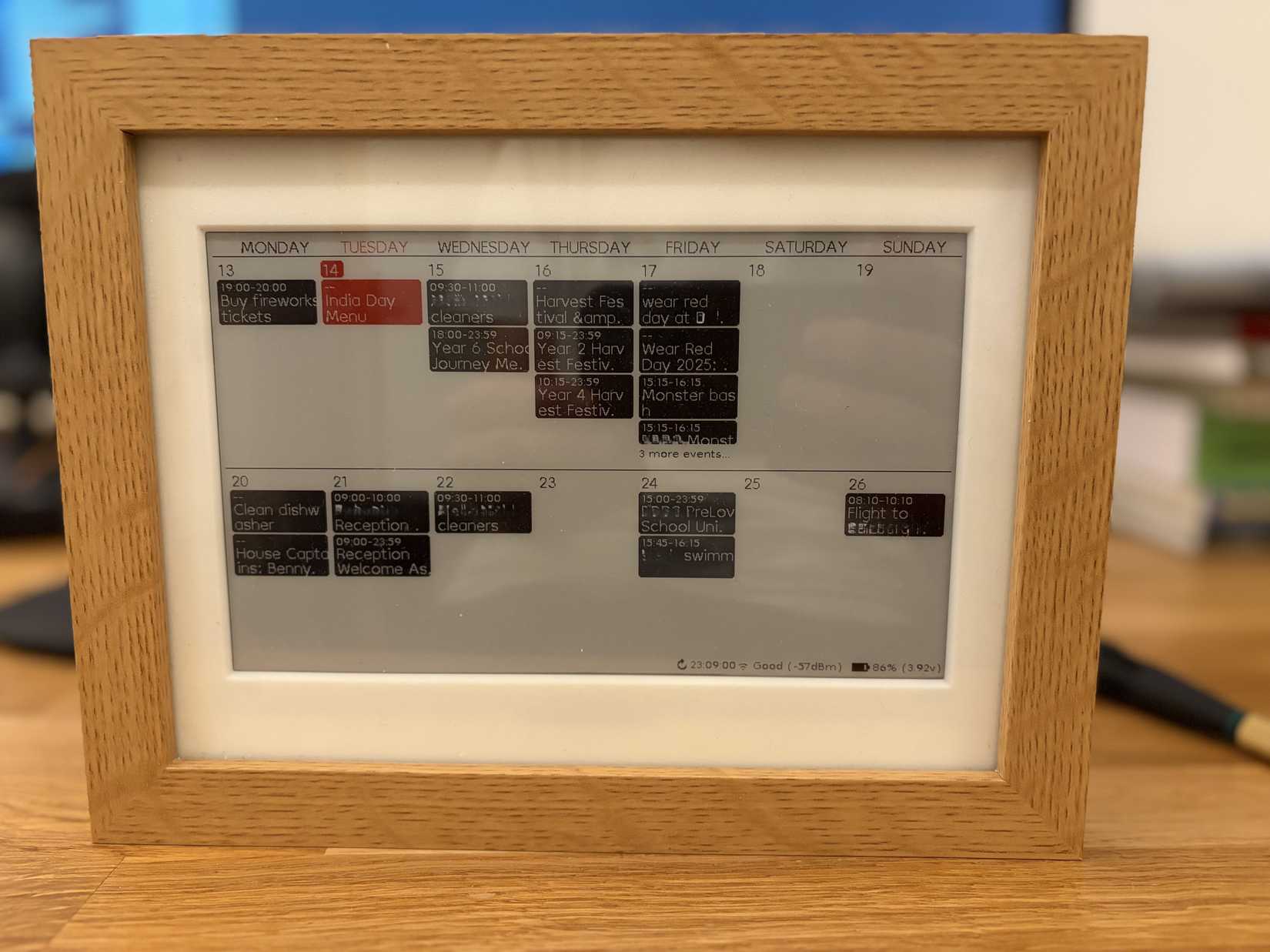 Календарь на e-ink и ESP32 в деревянной рамке.