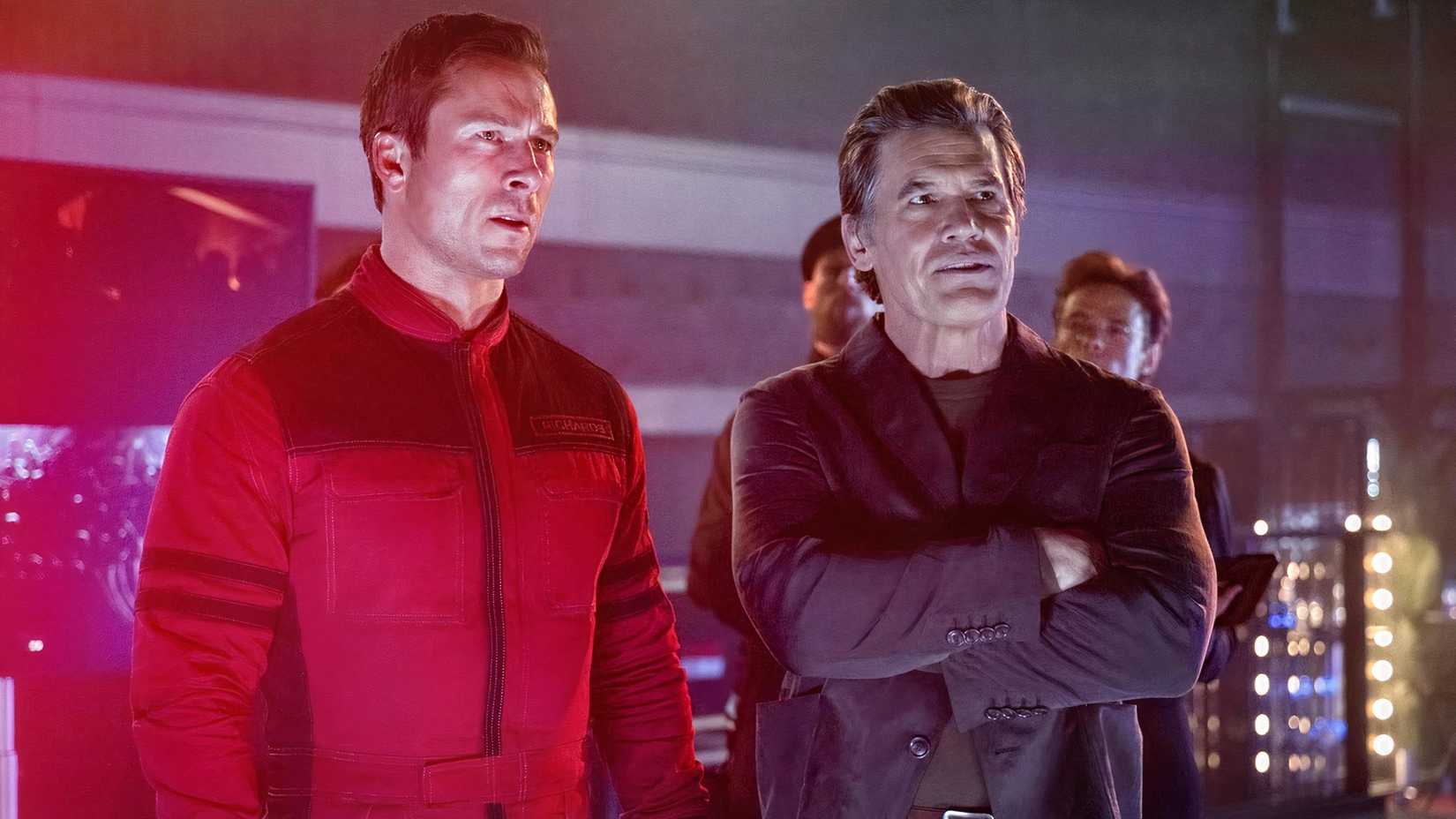 দ্য রানিং ম্যান-এ গ্লেন পাওয়েল এবং জোশ ব্রোলিন।