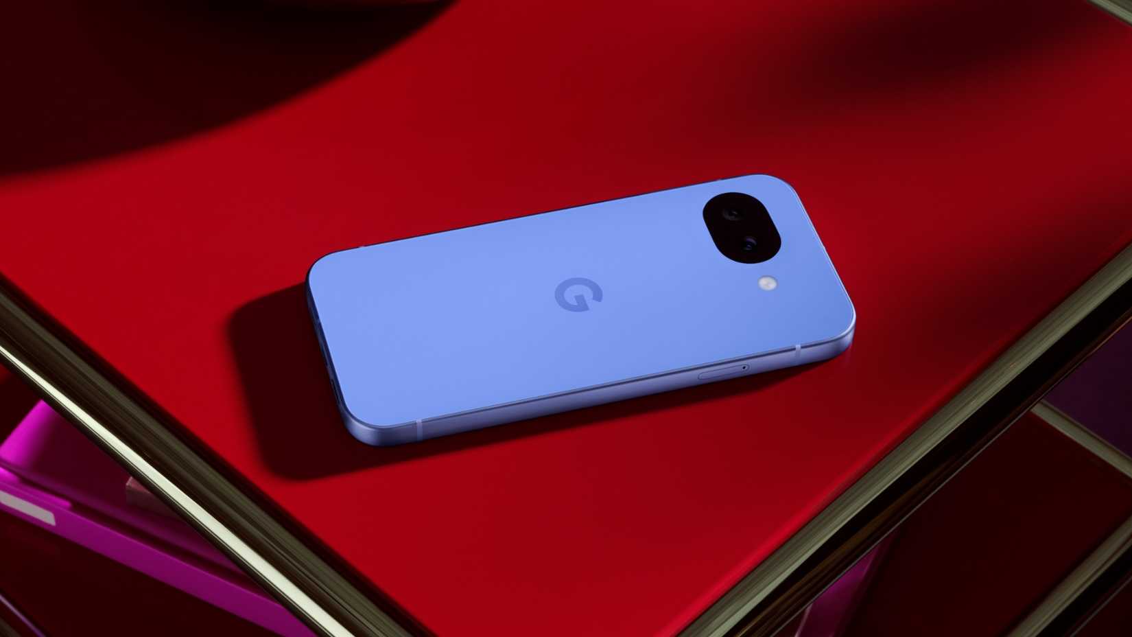 テーブルの上に置かれた Google Pixel 10a