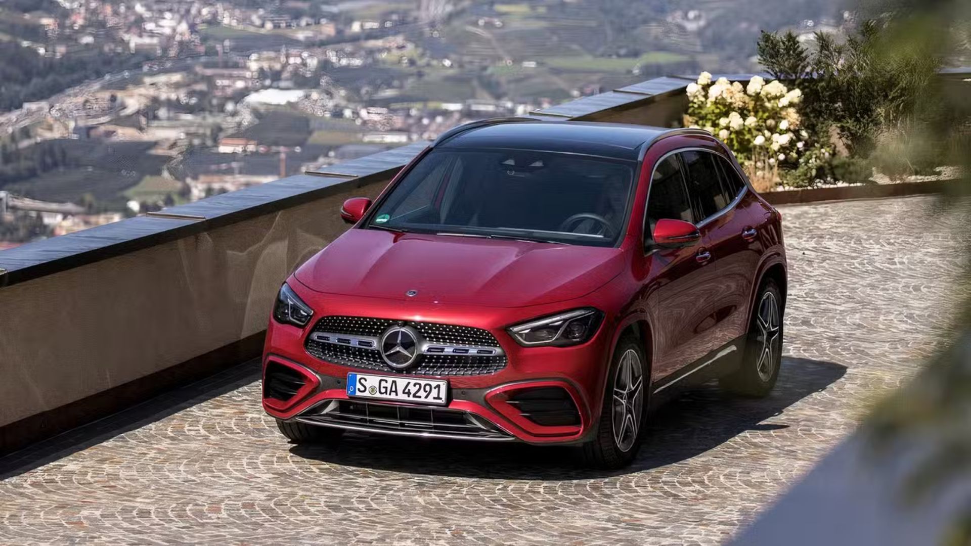 Foto frontal em alto ângulo do Mercedes-Benz Classe GLA 2026 em vermelho sendo dirigido