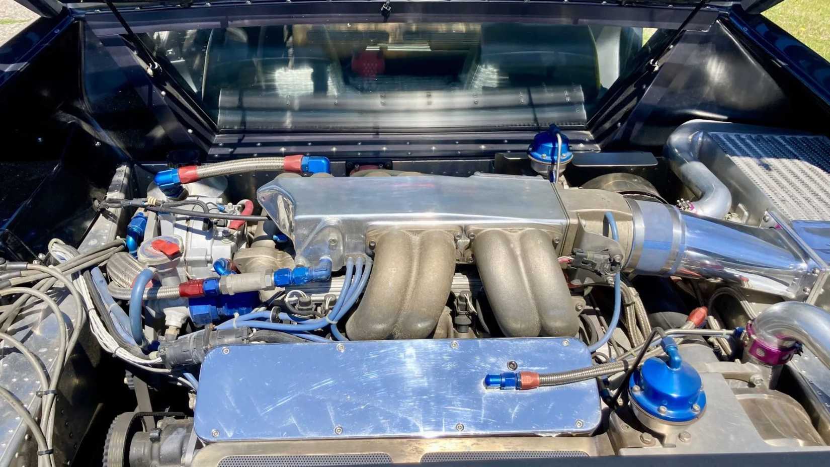 Toma del motor en la parte trasera de un Vector W8 de 1990.