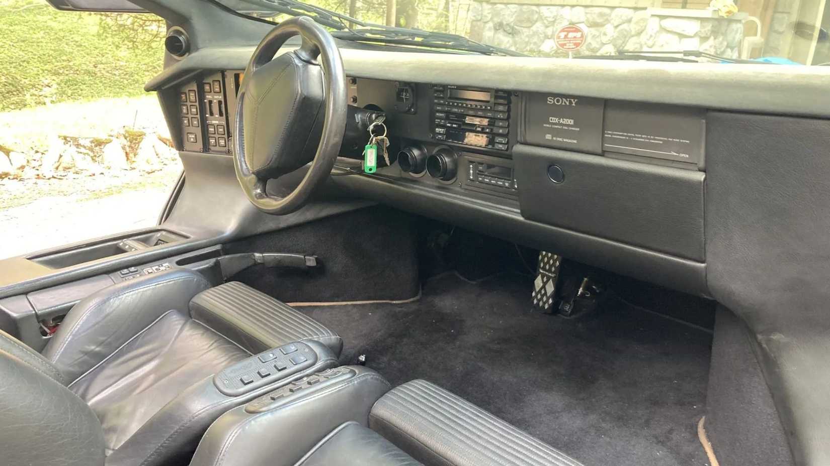 Tomada dentro de la cabina de un Vector W8 de 1990, que muestra los asientos y el tablero de cuero.