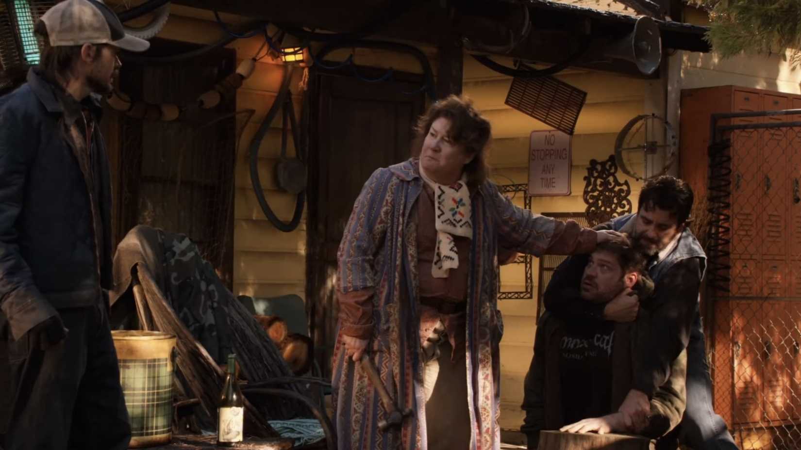 Imagen de Margo Martindale como Mags Bennett, con sus hijos, en Justified.