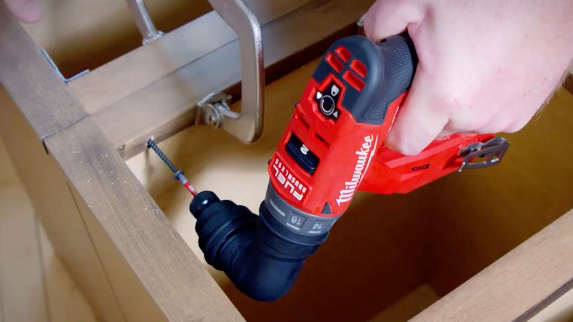أداة Milwaukee M12: الحل السحري للأماكن الضيقة (مراجعة)