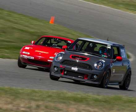 Mini Cooper и Mazda Miata на гоночной трассе