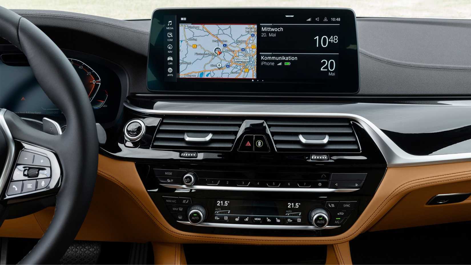 Toma del tablero y la pantalla de infoentretenimiento en un BMW 540i 2020.