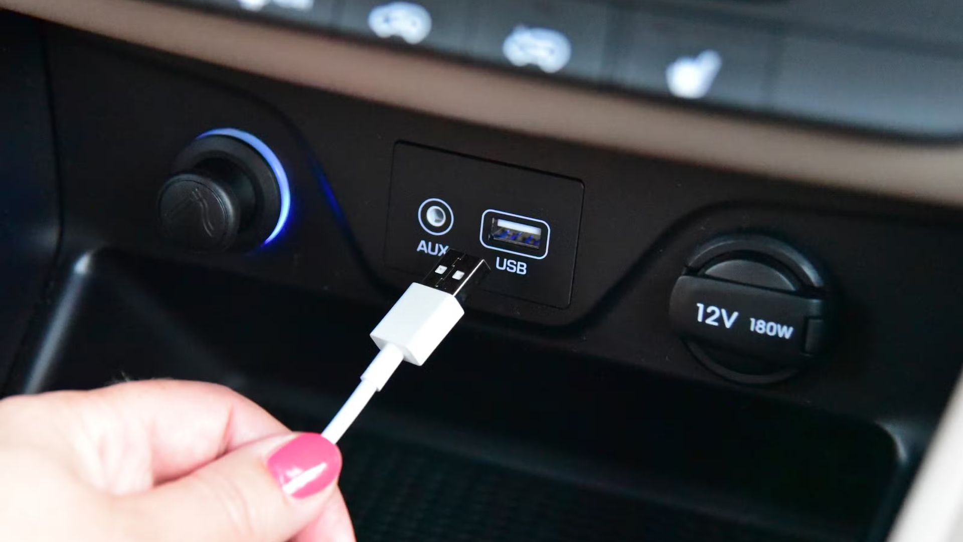 تحذير: منفذ USB بسيارتك لا يشحن هاتفك بكفاءة!