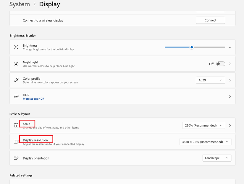 Windows 11 設定のスクリーンショットが[ディスプレイ]セクションに表示されます。スケーリングと解像度は赤色で強調表示されます