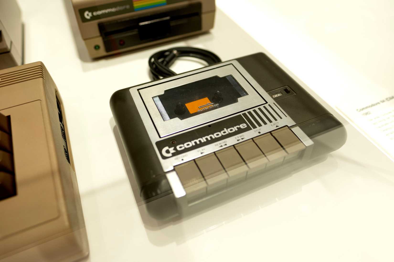 Ретро-рабочее место с компьютером Commodore 64.