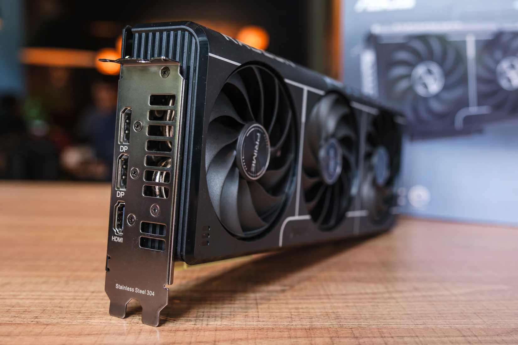 背面または 2 つの DisplayPort ポートを備えた自立型グラフィックス カード。