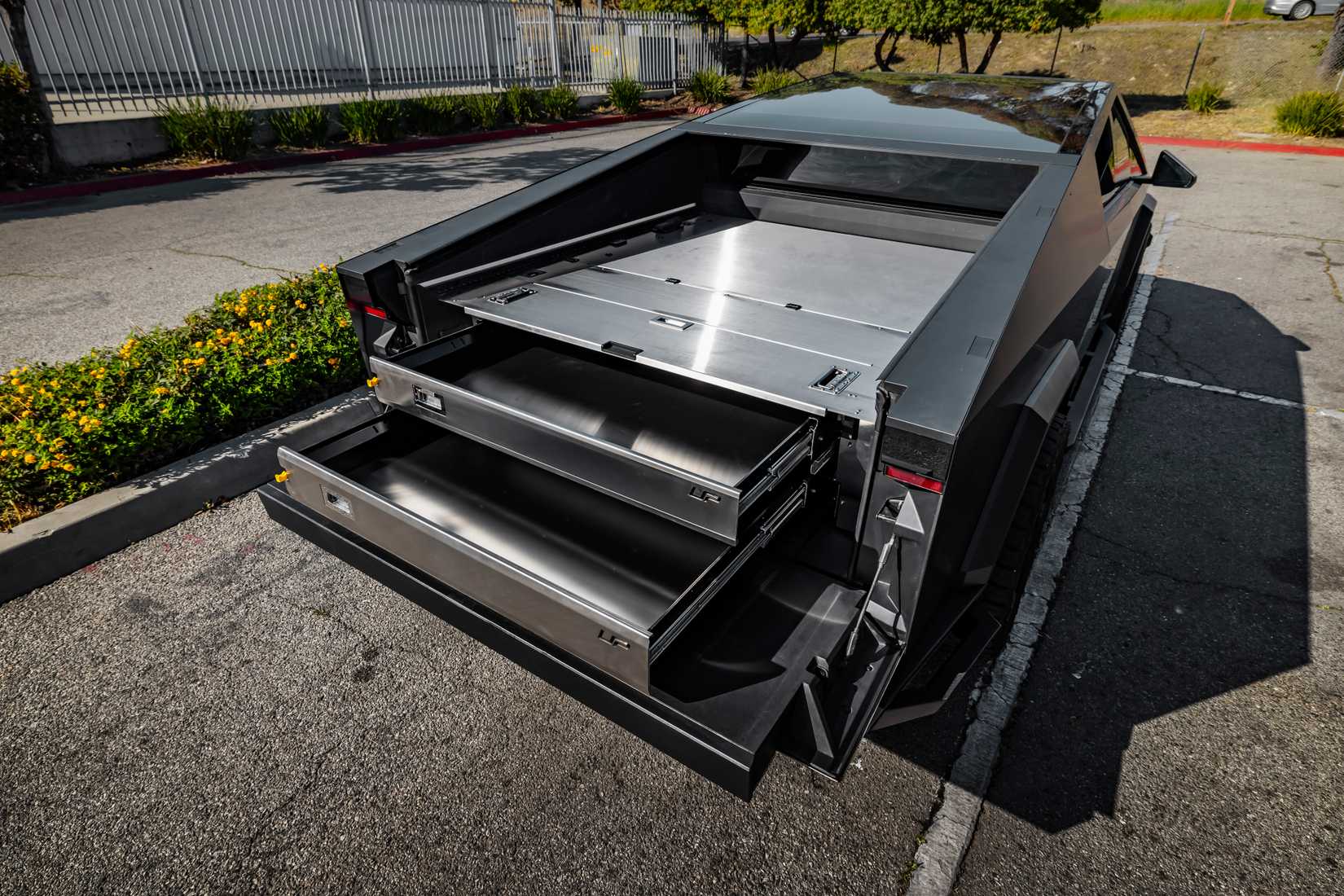 Tesla Cybertruck mostrado com o sistema de armazenamento de cama UP INVINCIBLE da Unplugged Performance na posição estendida.