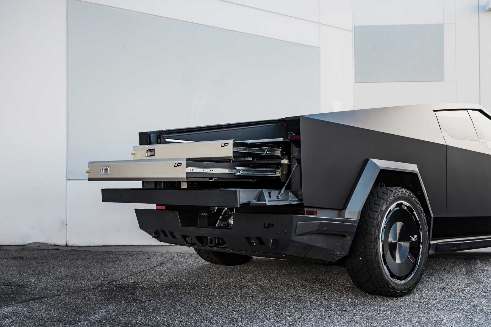 Tesla Cybertruck mostrado com o sistema de armazenamento de cama UP INVINCIBLE da Unplugged Performance na posição estendida.