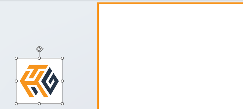 PowerPoint のスライド キャンバスの左側の灰色の領域にある How-To Geek のロゴ。
