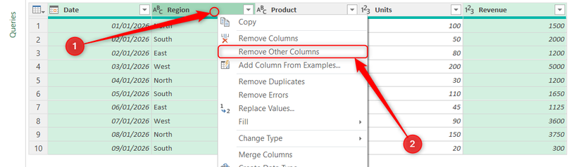 Trois colonnes dans l’éditeur Power Query sont sélectionnées et Supprimer les autres colonnes est mis en surbrillance dans le menu contextuel.