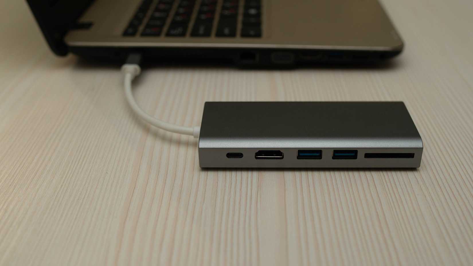 USB-C dock na stole