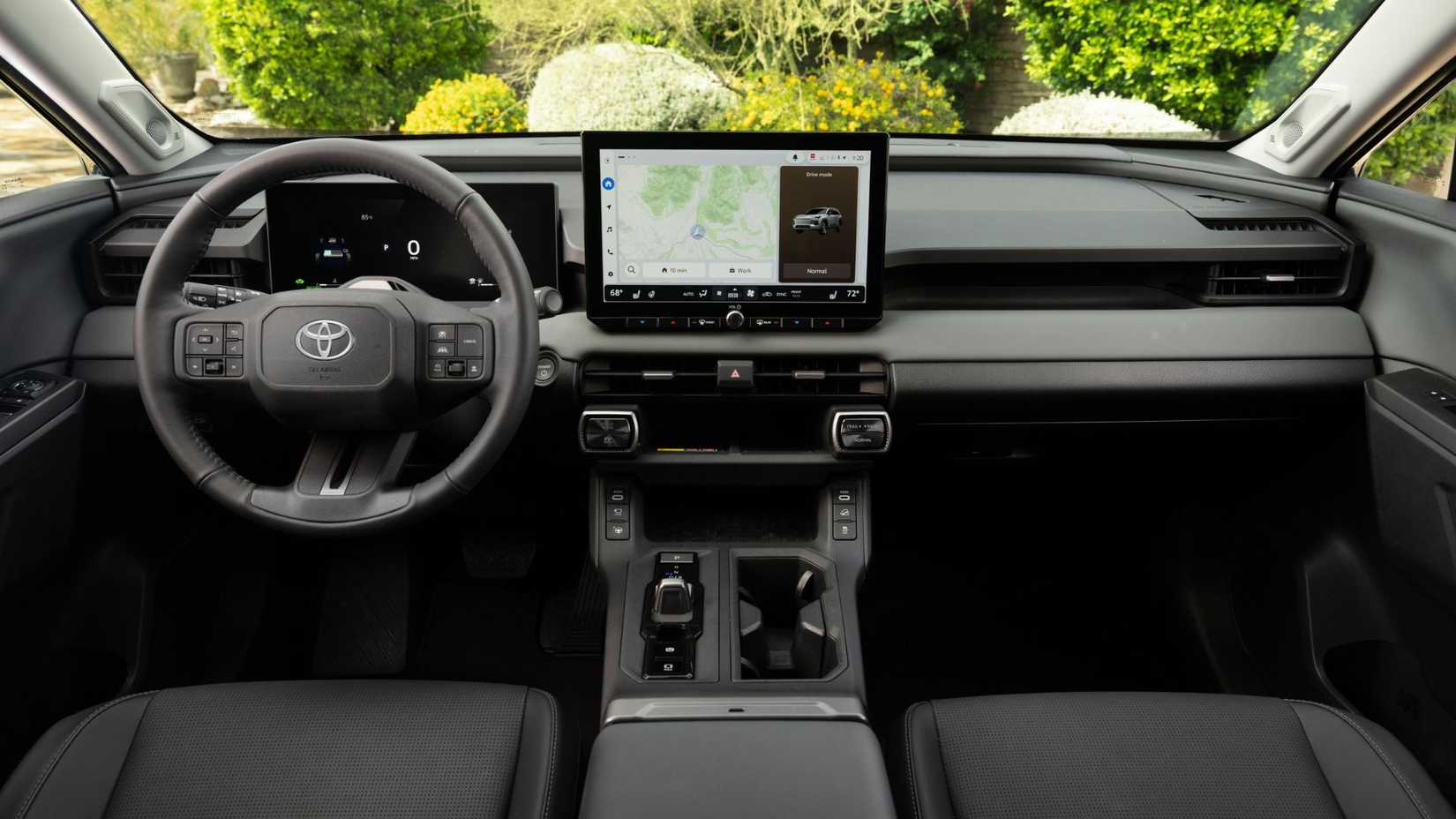 2026 Toyota RAV4 HEV Limited のキャビン内のダッシュボードのショット。