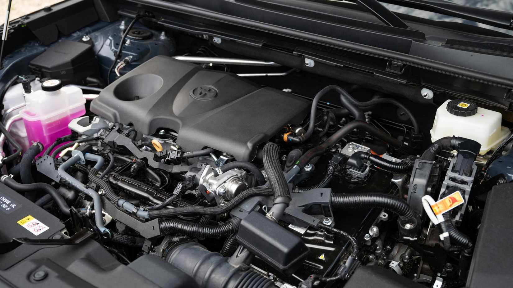 Plan du moteur sous le capot d'un Toyota RAV4 HEV Limited 2026.