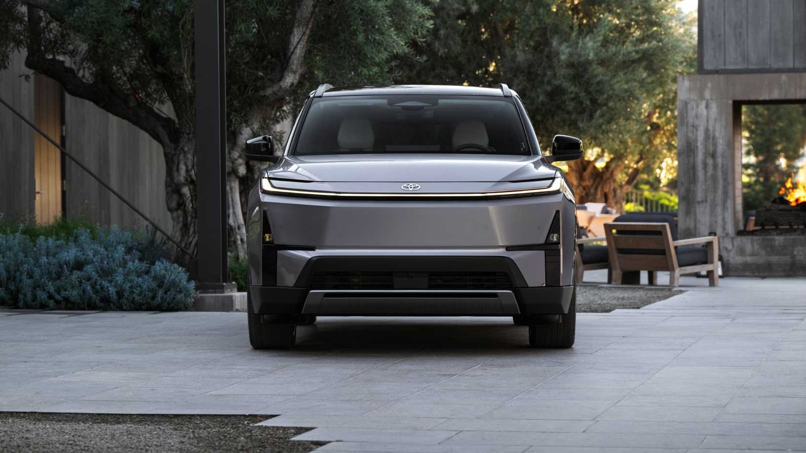Static front-end shot of a 2027 Toyota Highlander Limited.