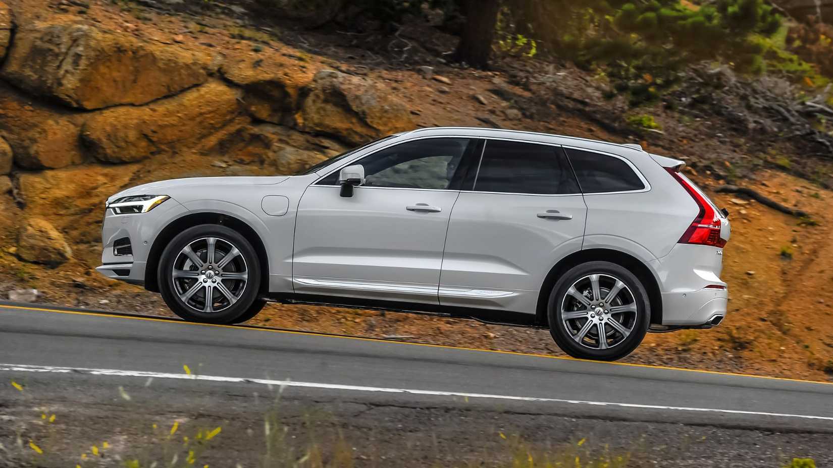 Dynamic side profile shot of a gray 2017 Volvo XC60 T8 Inscription.