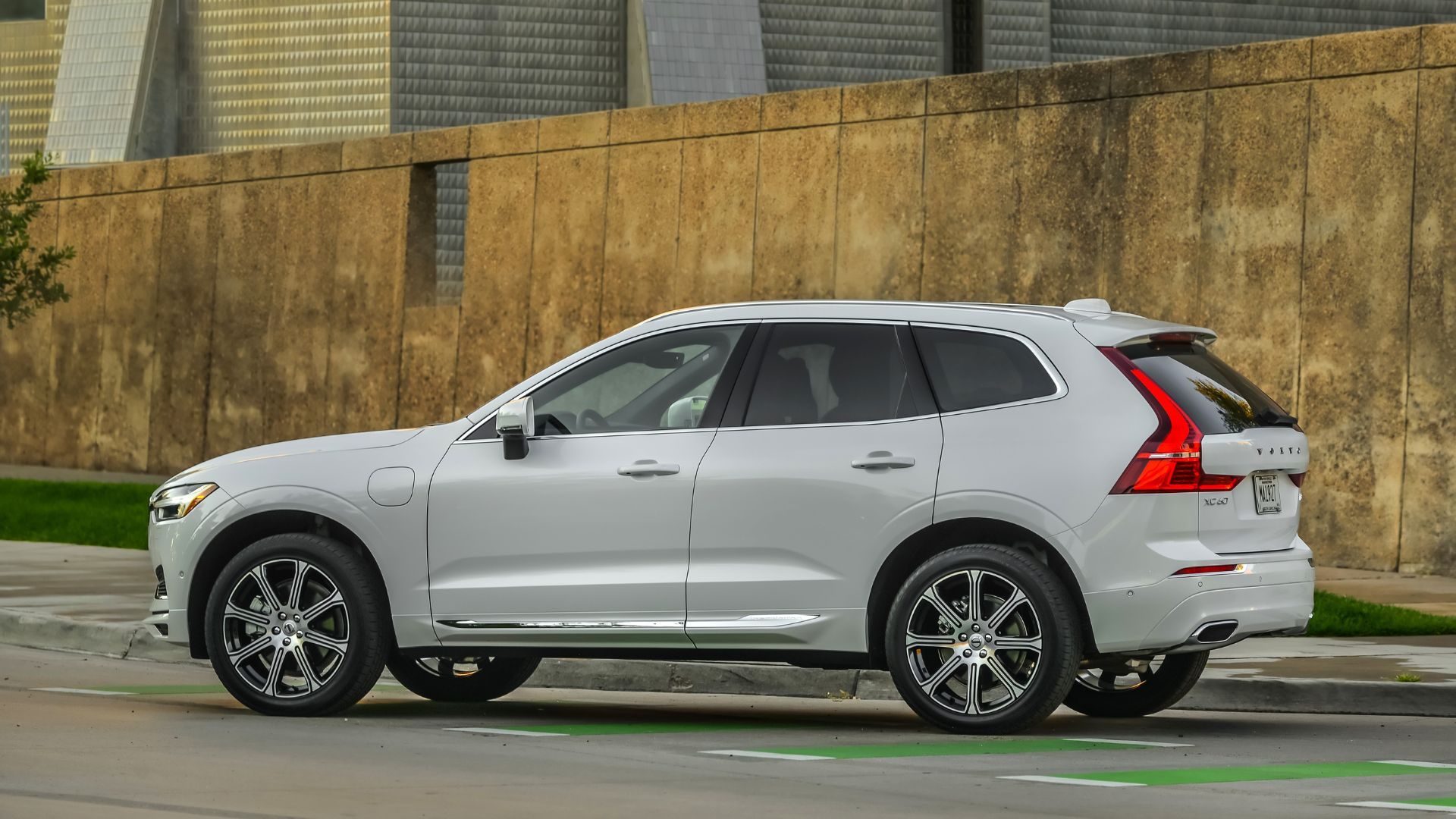 Dynamic side profile shot of a white 2017 Volvo XC60 T8 Inscription.