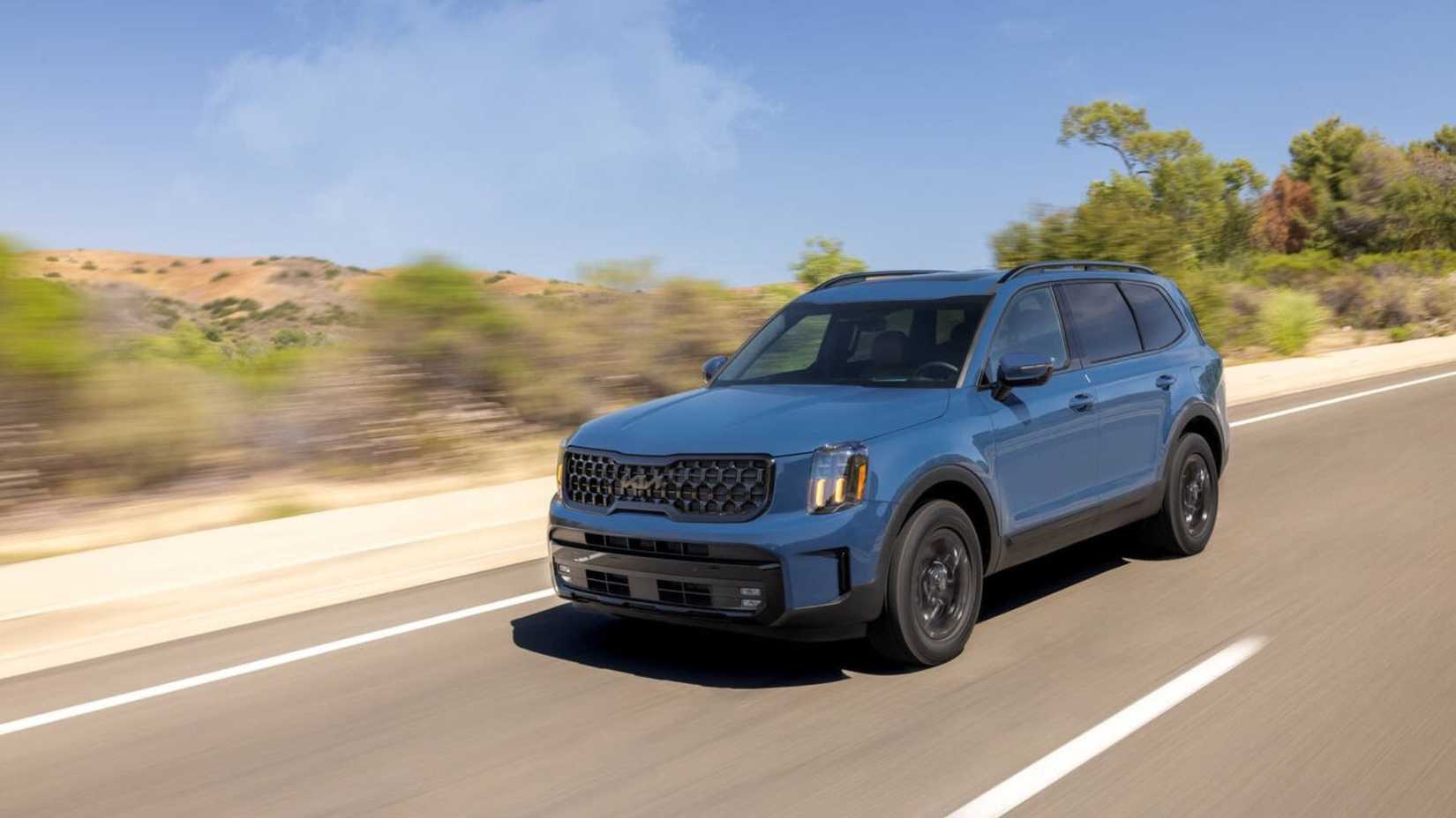 Foto frontal dinâmica 3/4 de um Kia Telluride 2025 azul.