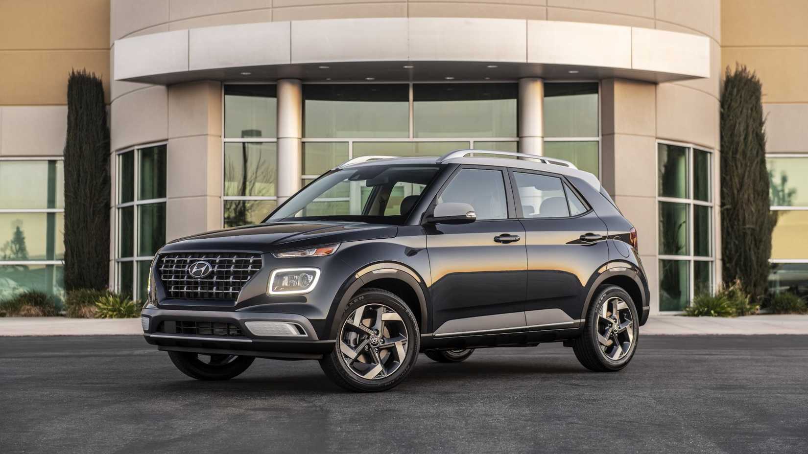 Plan statique 3/4 avant d'une Hyundai Venue 2025 noire.