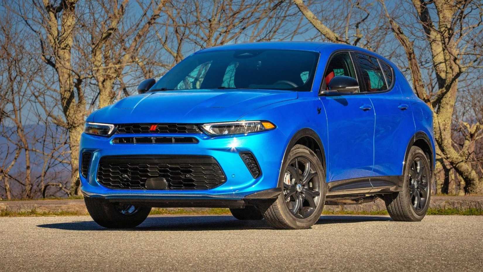 Static front 3/4 shot of a blue 2023 Dodge Hornet.