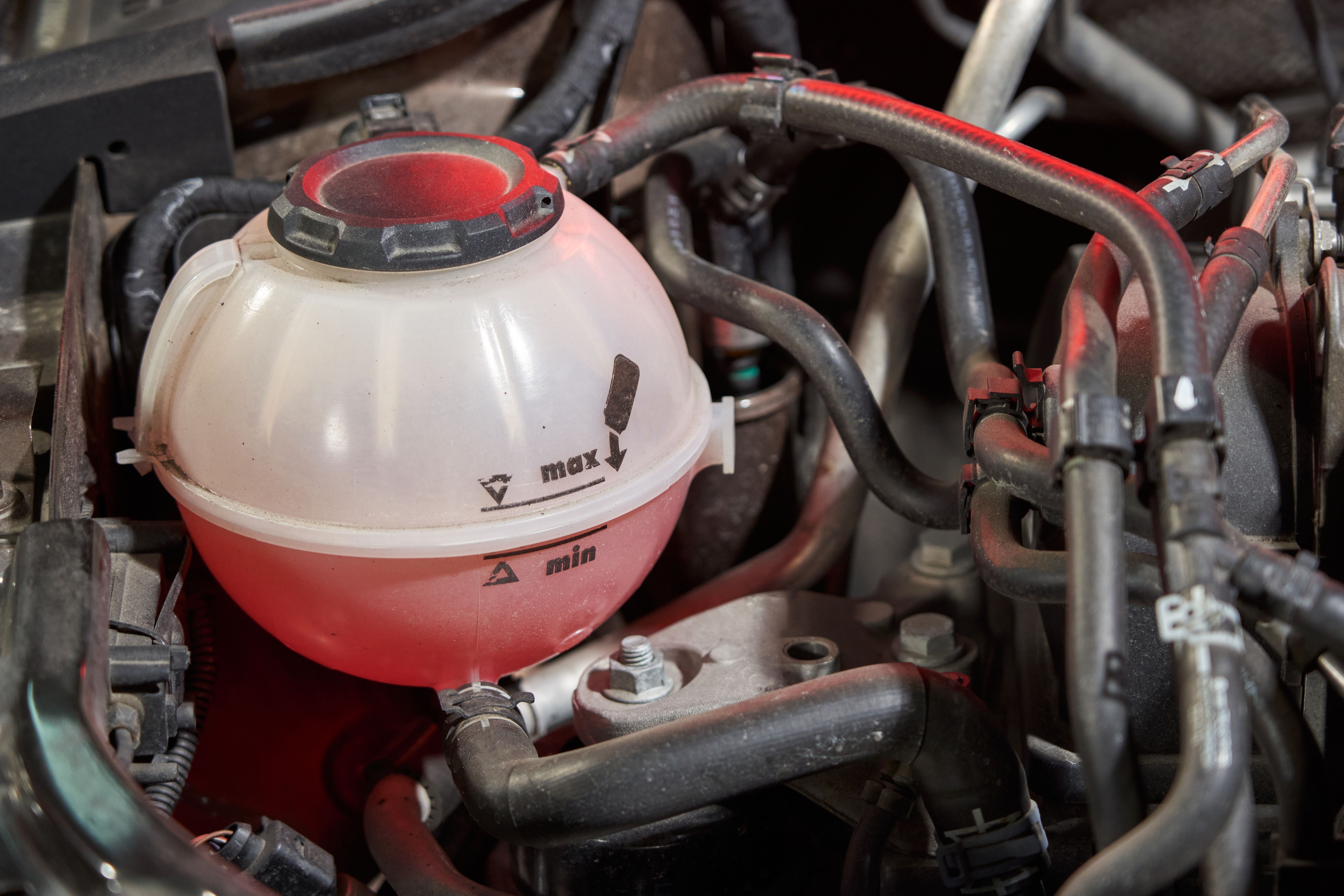 Engine coolant expansion tank