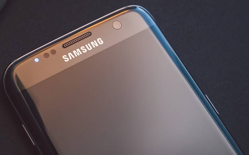 A Galaxy S7 Edge with its notification LED lit up. 