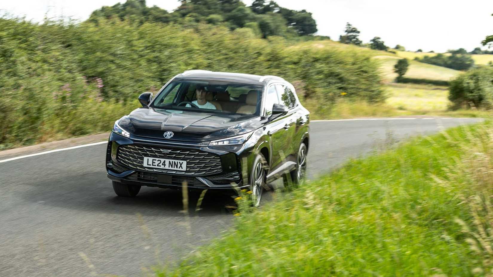 Dynamic front 3/4 shot of a black 2025 MG HS.