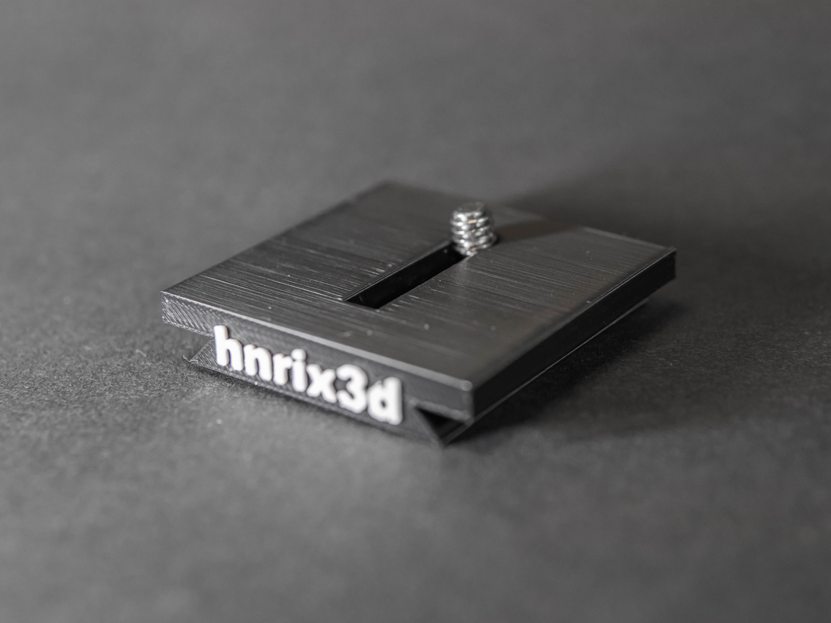 3D-printed quick-release tripod plate by hnrx_ on MakerWorld.