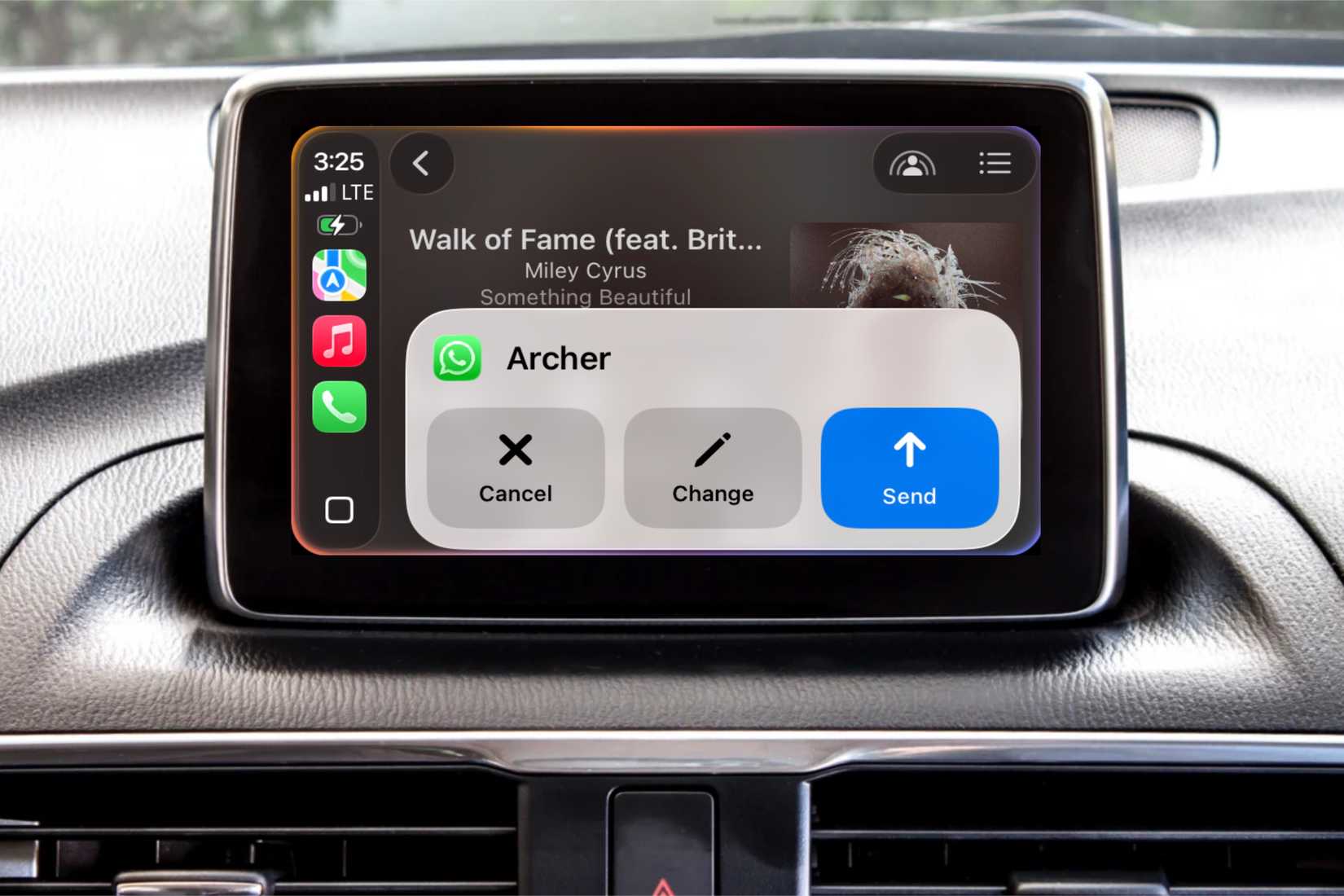 Sending messages on WhatsApp via CarPlay.