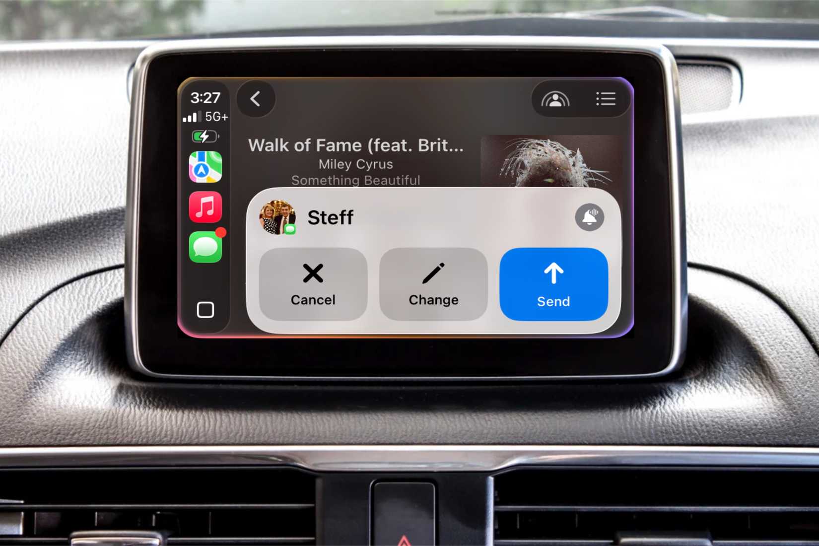 Sending a message with iMessage via CarPlay.