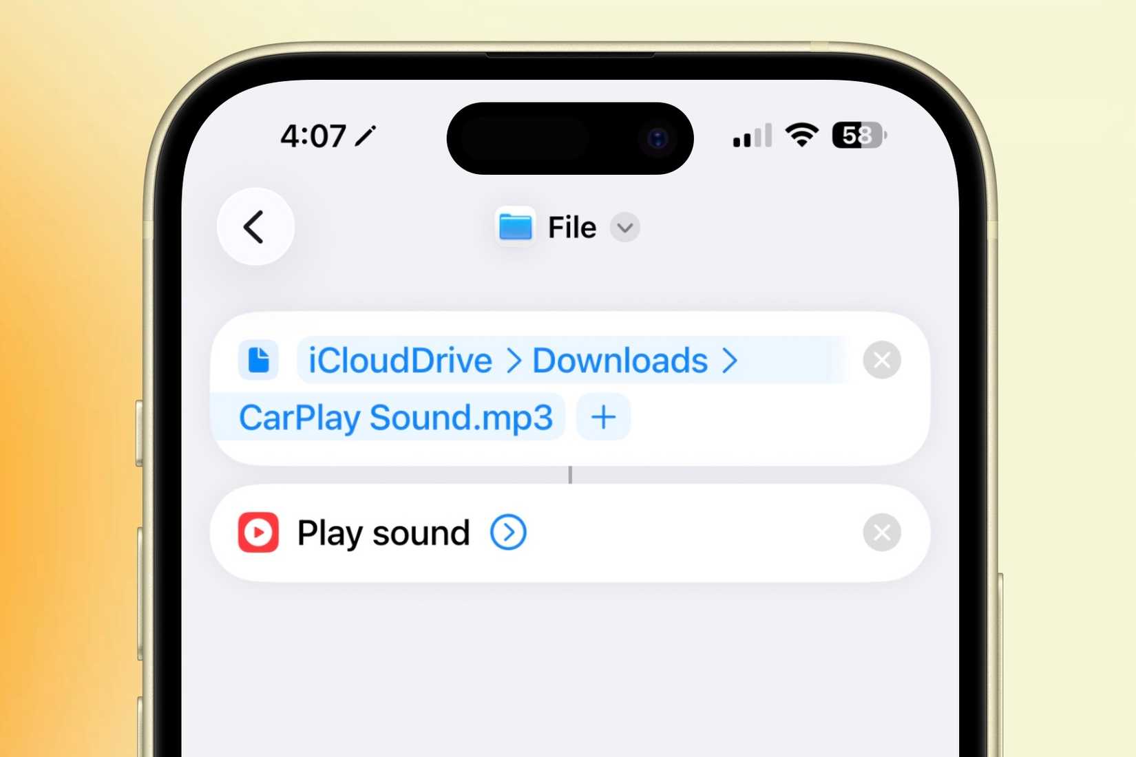 Menyelesaikan pintasan CarPlay dengan file suara dan opsi pemutaran audio terlihat di iPhone.