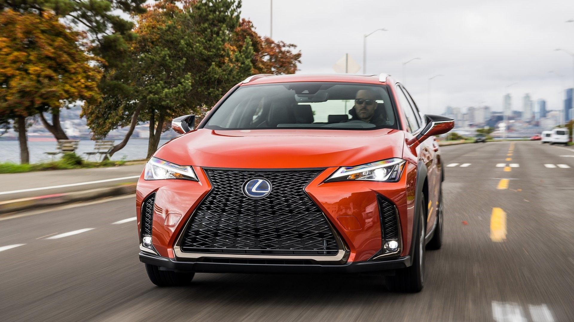 Toma de acción frontal de un Lexus UX 2019