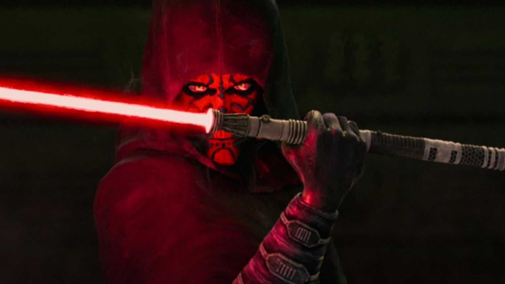 Maul acende metade de seu sabre de luz em Star Wars_ Maul - Shadow Lord.