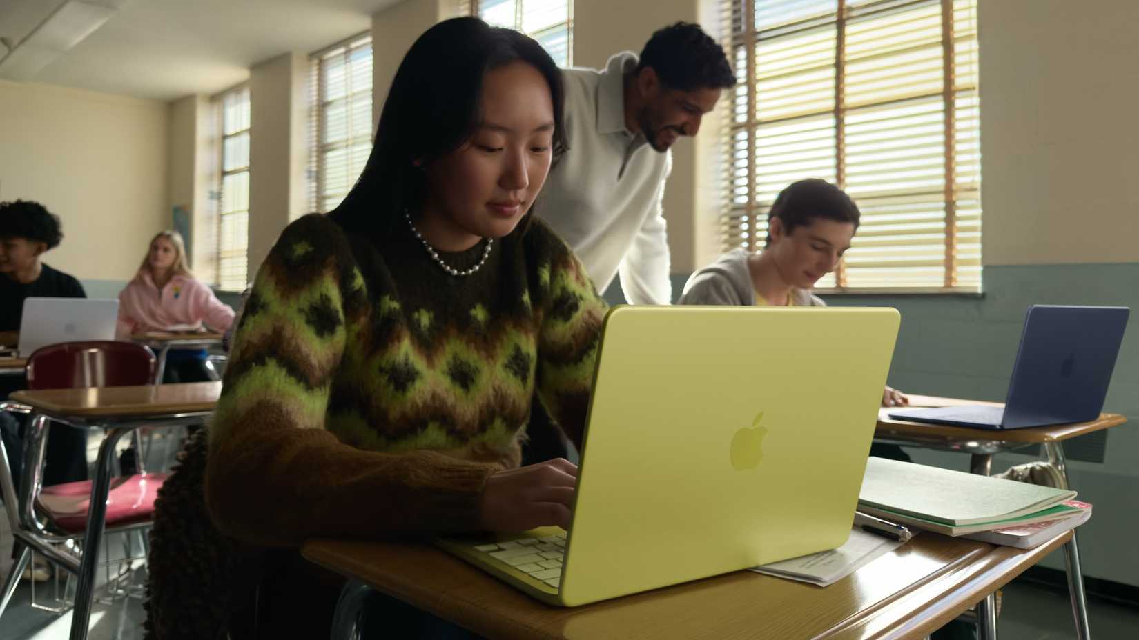 Пользователь с MacBook Neo
