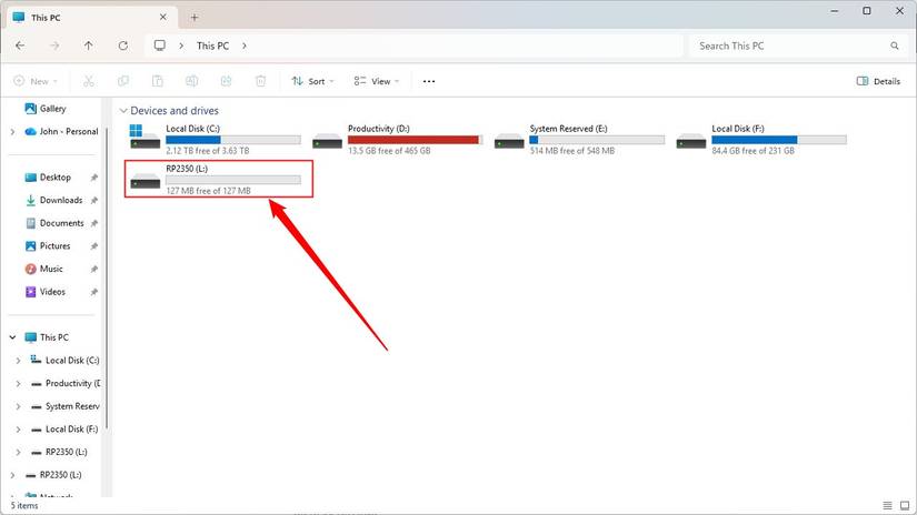 The Pi Pico 2 W visible in File Explorer. 